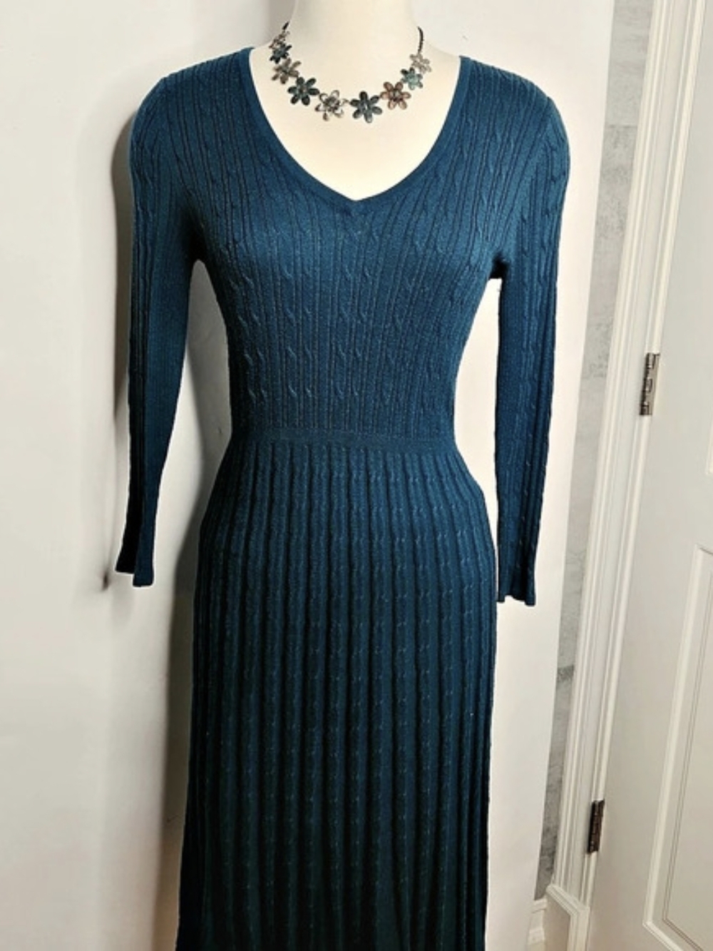 Dressbarn Ribbed Sweater Midi Dress. Blue Size Medium. Not trying too hard sexy